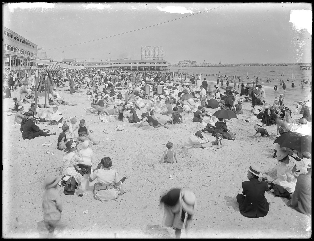Bathers at Brighton Beach, Brooklyn, 3. srpna 1912 od William Davis Hassler