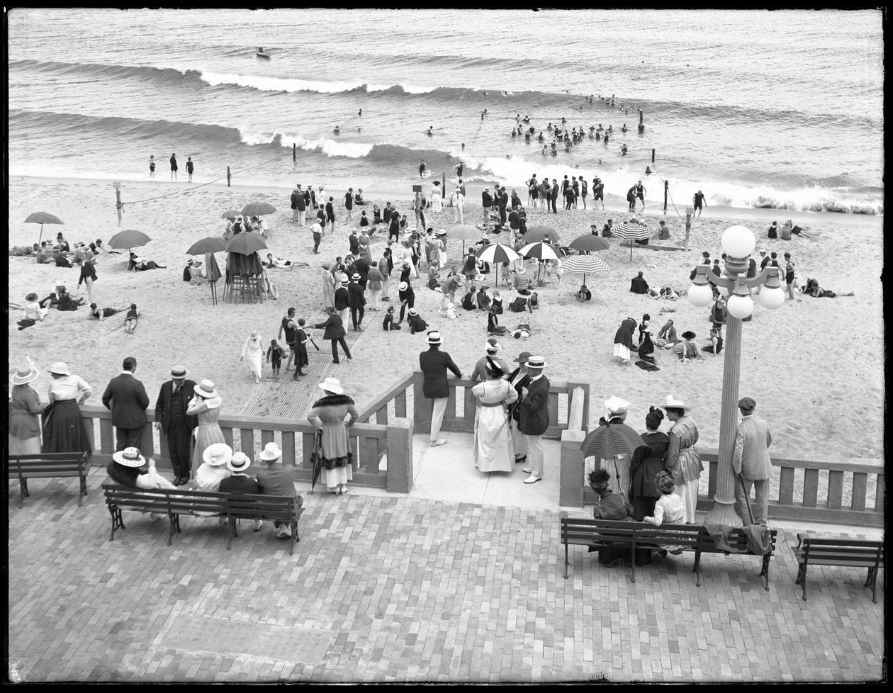Návštěvníci pláže a koupající se, Deal, New Jersey, červenec 1916 od William Davis Hassler