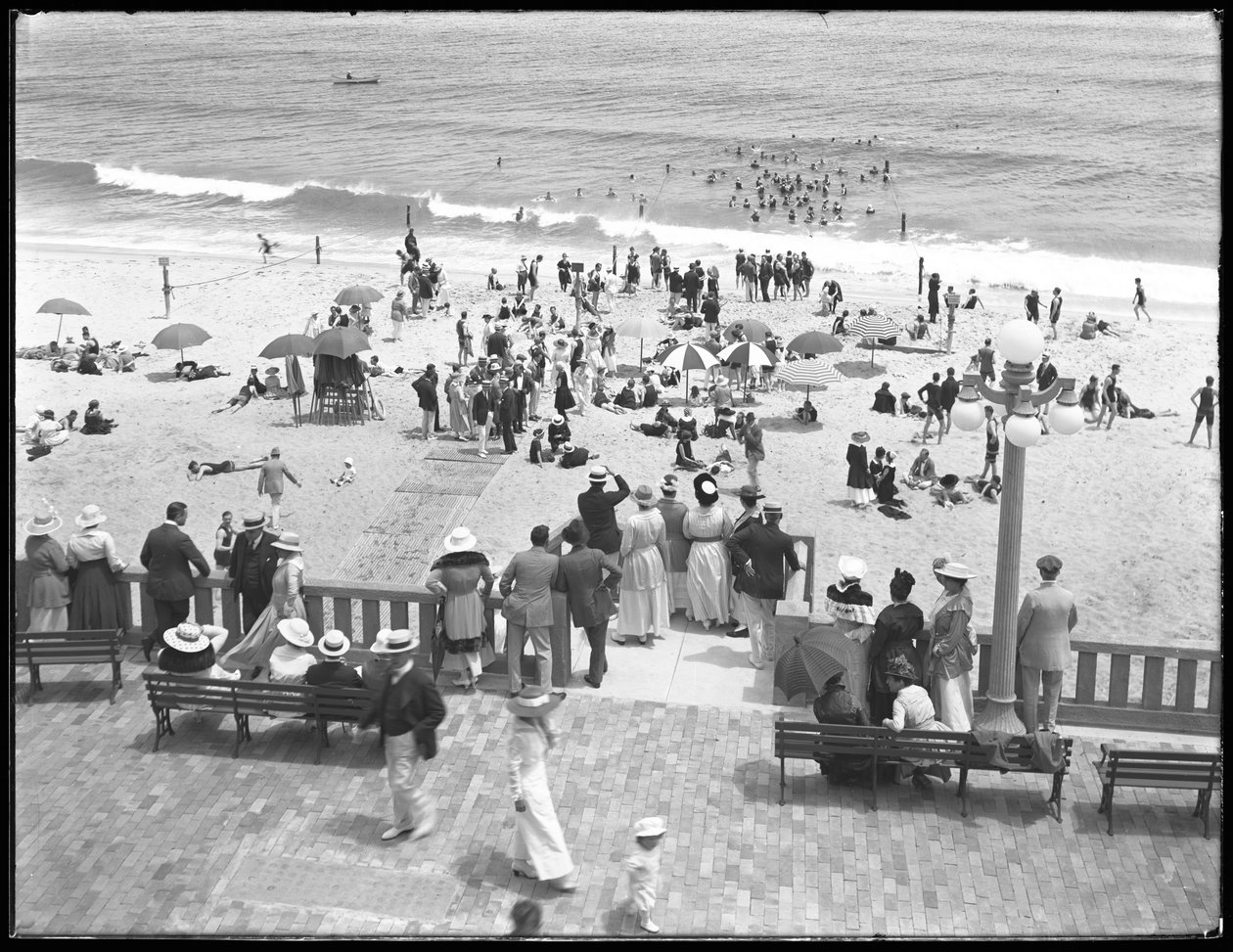 Návštěvníci pláže a koupající se, Deal, New Jersey, červenec 1916 od William Davis Hassler