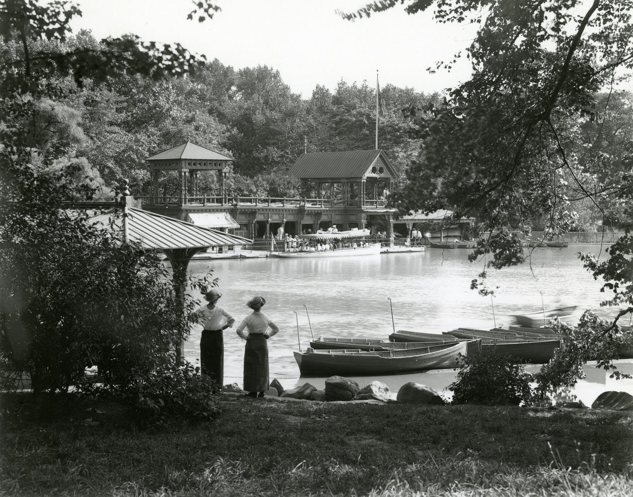 Central Park Boat House, c.1910-21 od William Davis Hassler