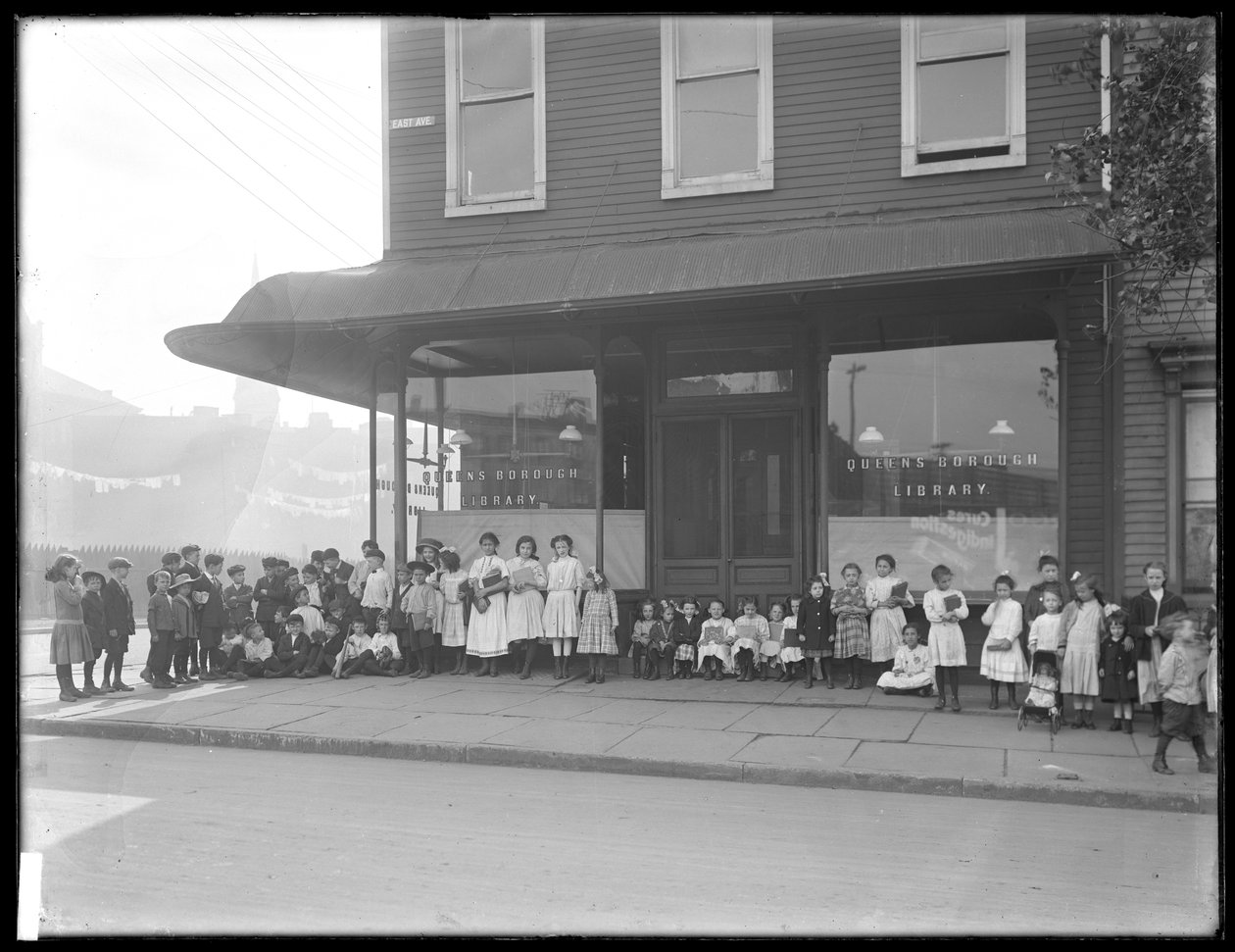 Děti pózují před neidentifikovanou pobočkou veřejné knihovny Queens Borough, New York, kolem roku 1910 od William Davis Hassler