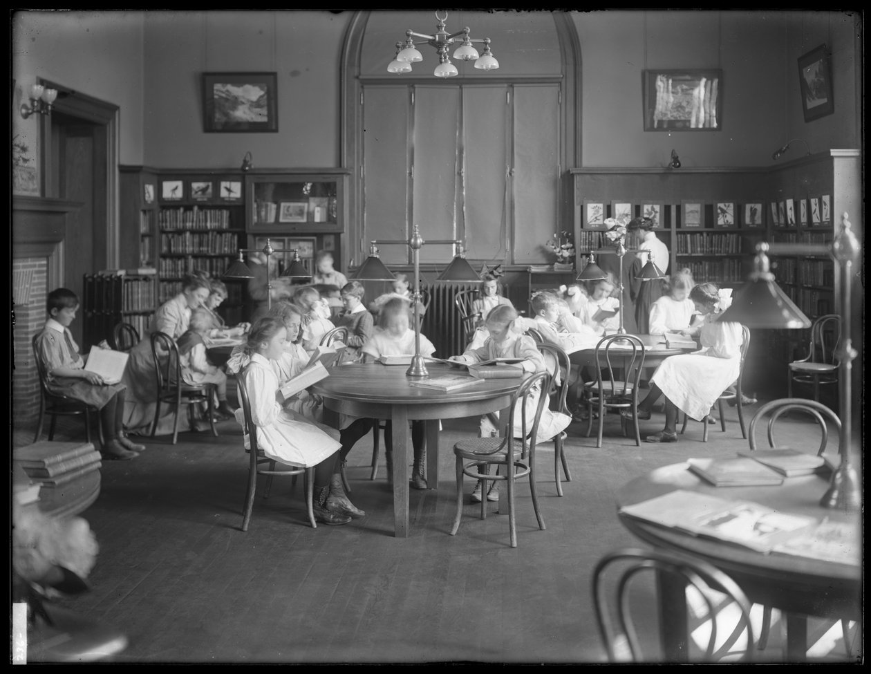 Děti čtoucí v čítárně neidentifikované pobočky veřejné knihovny Queens Borough, kolem roku 1910 od William Davis Hassler