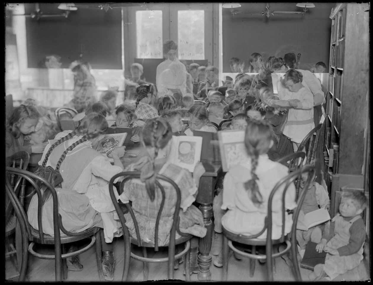 Děti čtoucí v čítárně neidentifikované pobočky veřejné knihovny Queens Borough, c.1910. od William Davis Hassler