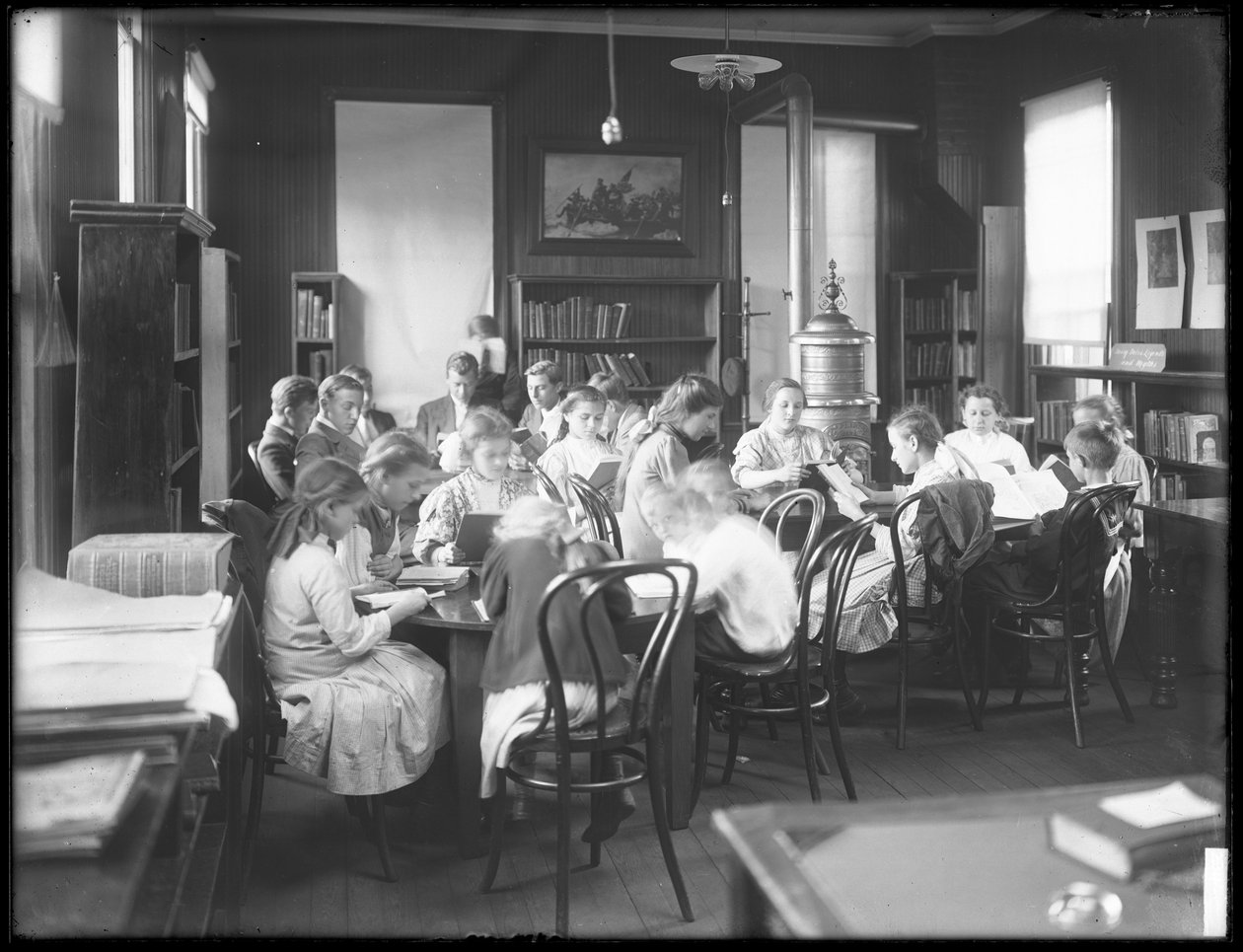 Děti čtoucí v čítárně neidentifikované pobočky veřejné knihovny Queens Borough, kolem roku 1910 od William Davis Hassler