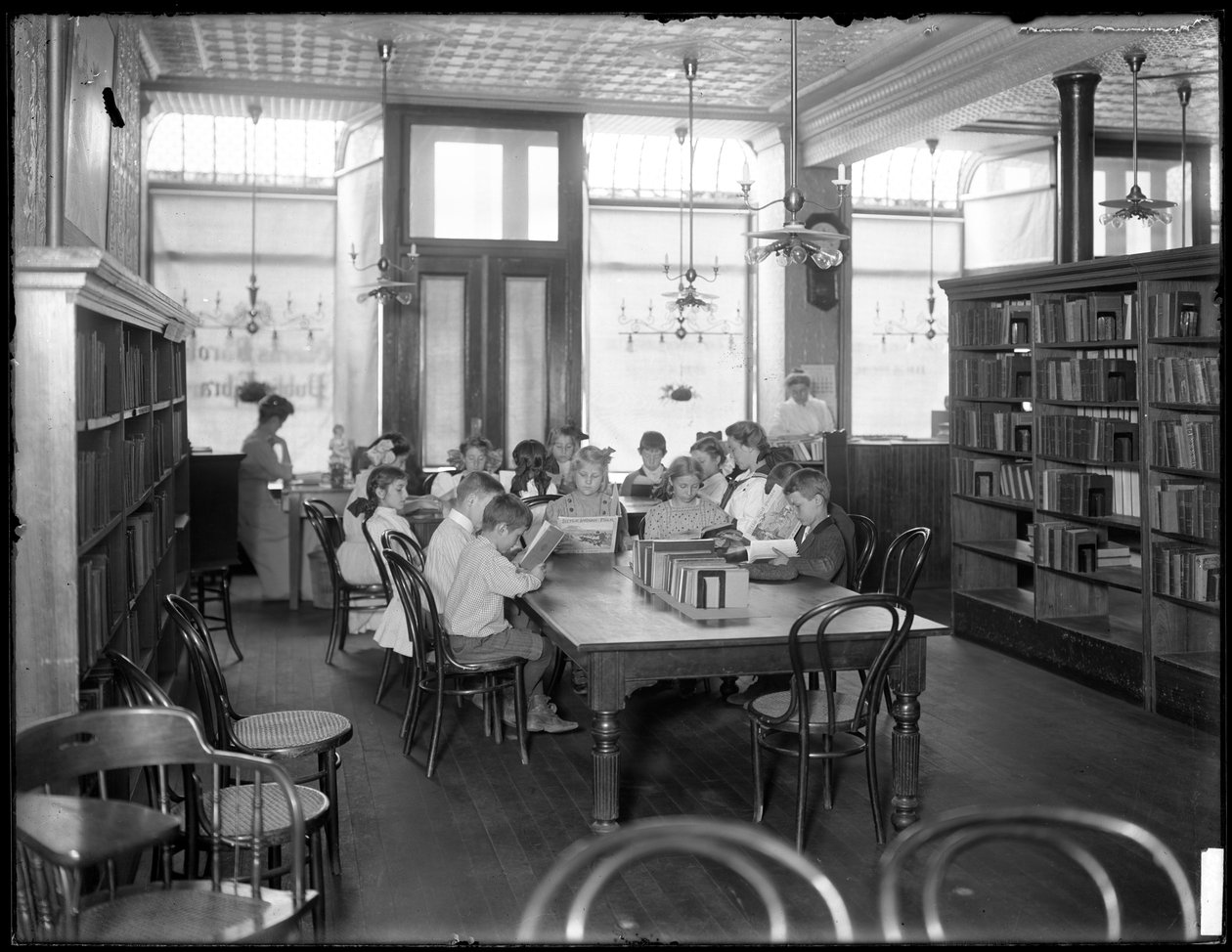 Děti čtoucí v čítárně neidentifikované pobočky veřejné knihovny Queens Borough, kolem roku 1910 od William Davis Hassler