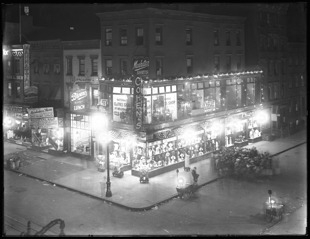 Cohenův obchod s oblečením s osvětlenými výkladci, Second Avenue a 7th Street, New York City, 16. září 1916 od William Davis Hassler