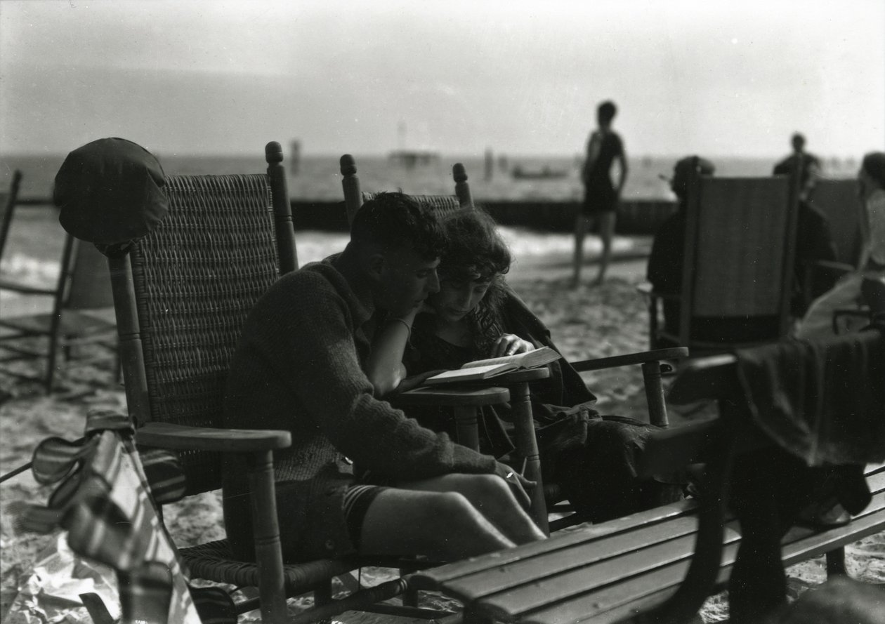 Pár čtení na pláži, Coney Island, c.1910-21 od William Davis Hassler