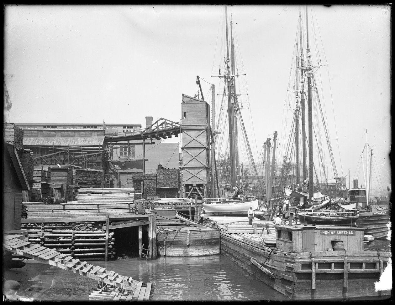 Doky a lodě na neidentifikovaném nábřeží, možná Harlem River, Inwood, New York, kolem roku 1910 od William Davis Hassler