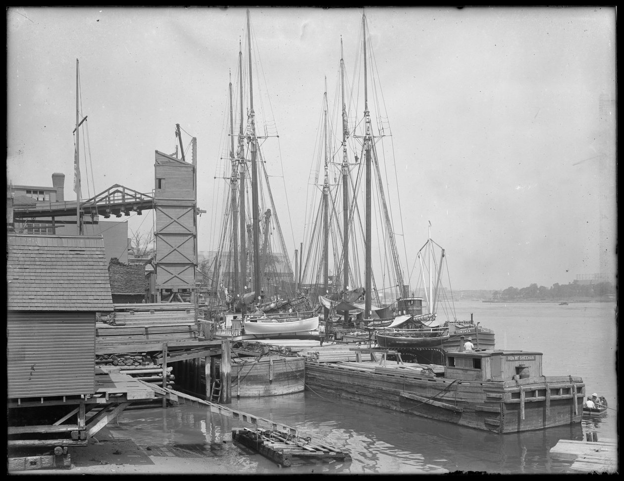 Doky a lodě na neidentifikovaném nábřeží, možná Harlem River, Inwood, New York, kolem roku 1910 od William Davis Hassler