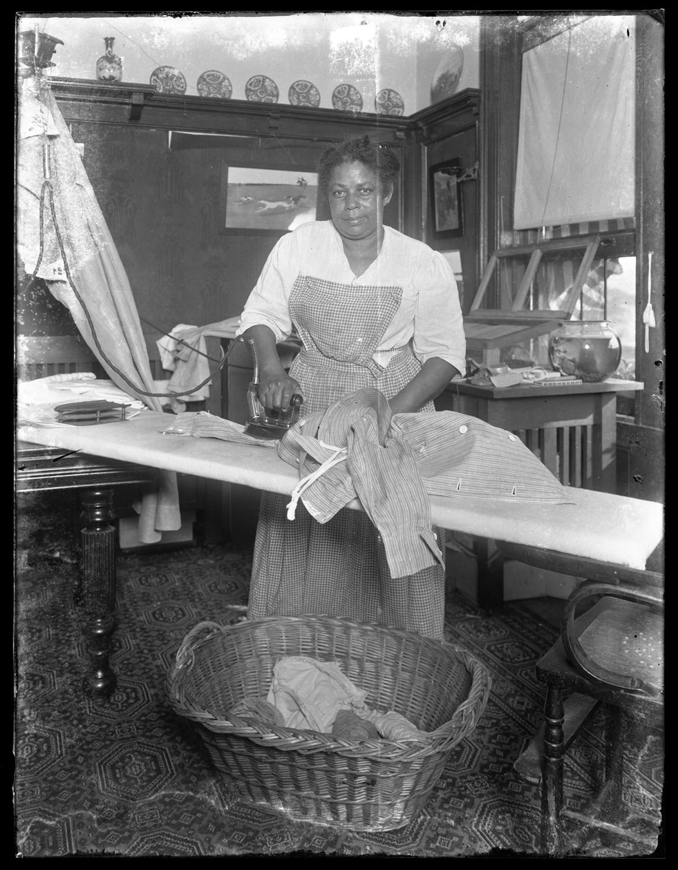 Emma žehlící v bytě Hassler na 150 Vermilyea Avenue, New York City, 3. července 1913 od William Davis Hassler