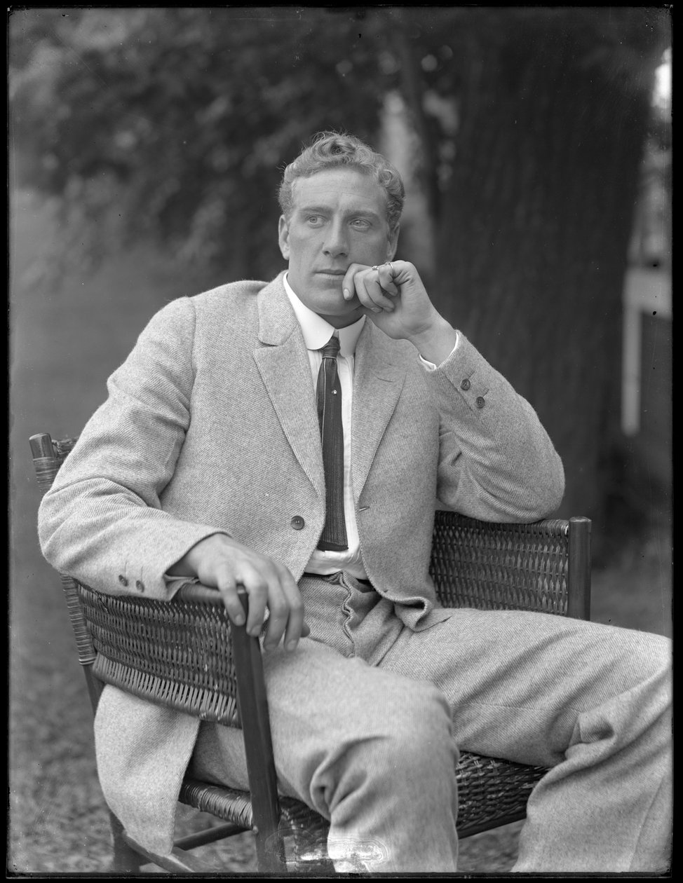 Anglický boxer William Thomas Wells (Bombardier Billy Wells), pózující v tvídovém obleku, kolem roku 1911 od William Davis Hassler
