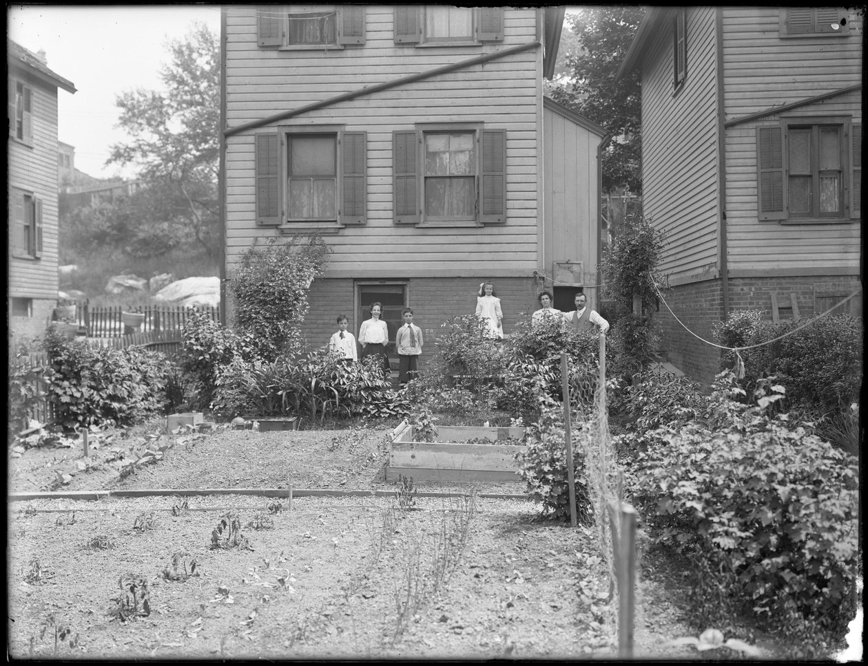Rodina pózuje vedle své zeleninové zahrady, Inwood, New York, kolem roku 1910 od William Davis Hassler