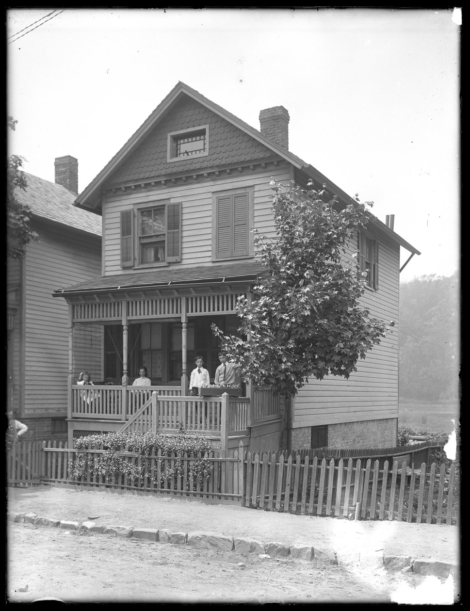 Čtyři děti pózují na verandě domu u řeky nebo jezera, Inwood, New York, kolem roku 1910. od William Davis Hassler