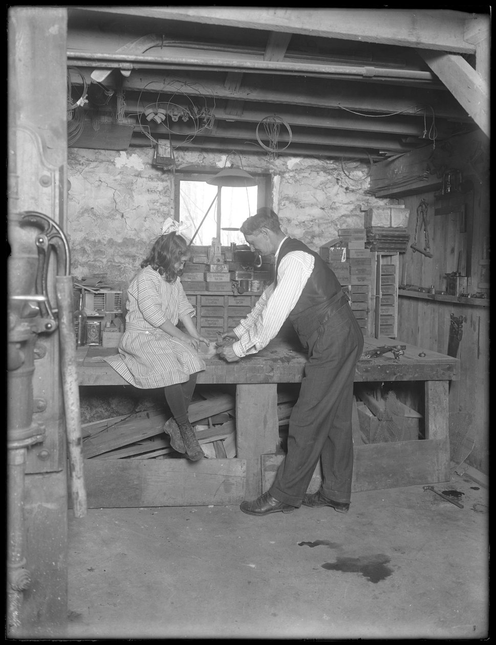 Frank P. Hassler a Mary Hassler v suterénu, Glen Ellyn, kolem roku 1912 od William Davis Hassler