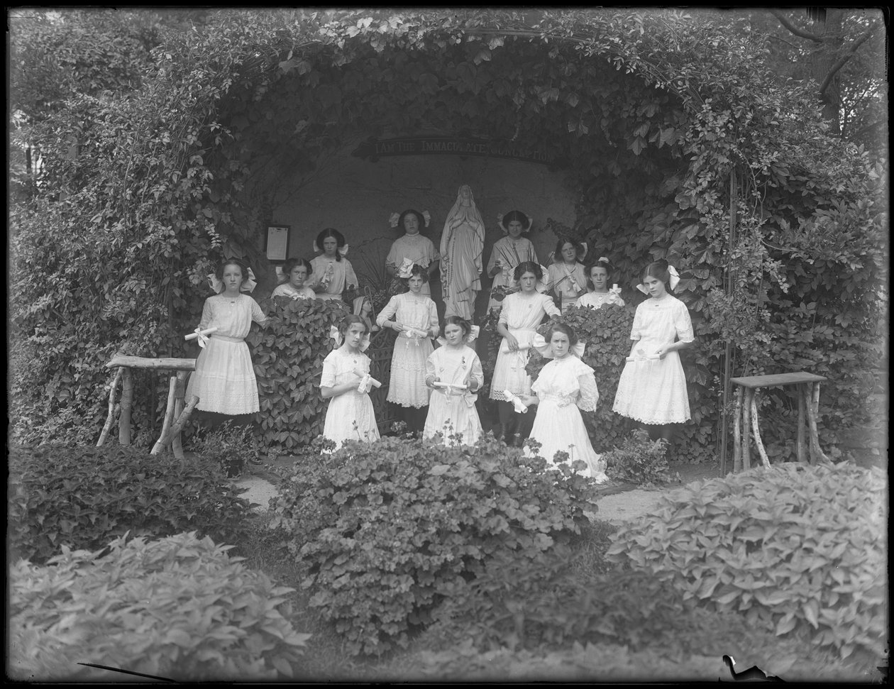 Maturitní třída dívek z římskokatolického sirotčího azylu pózovala před jeskyní se svými diplomy, 1912 od William Davis Hassler