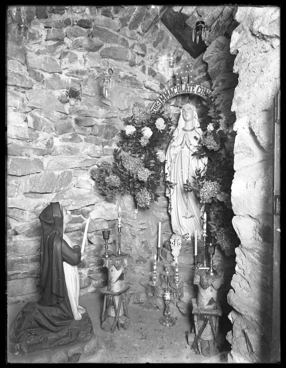 Grotta se svatyní Panny Marie, nemocnice Seton, Spuyten Duyvil, Bronx, 2. listopadu 1914 od William Davis Hassler