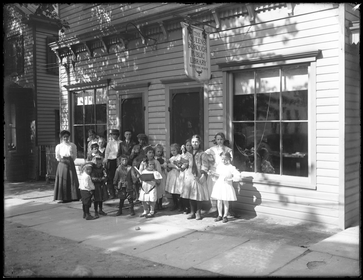 Skupina dětí pózovala před pobočkou Whitestone ve veřejné knihovně Queens Borough, kolem roku 1912 od William Davis Hassler