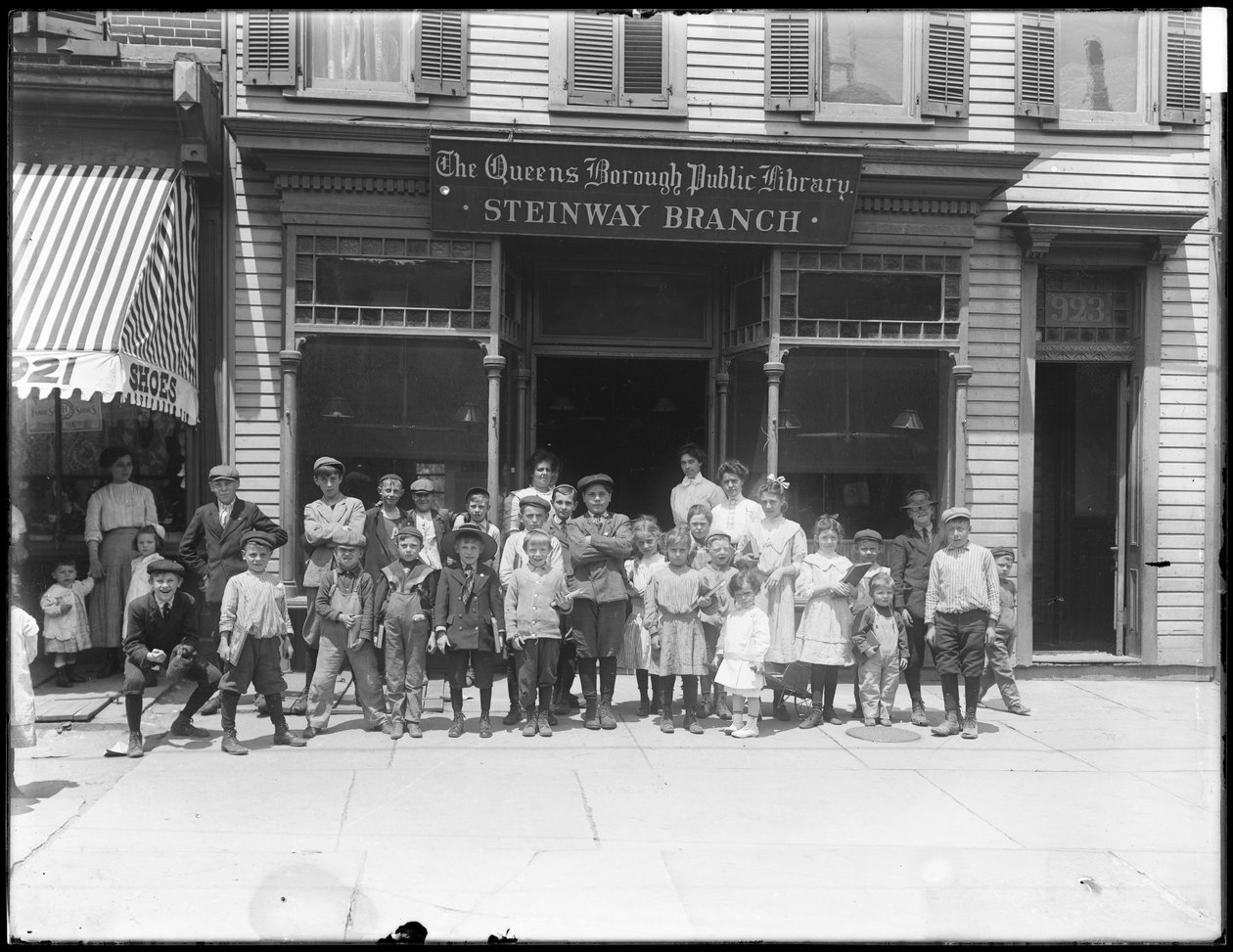 Skupinový portrét dětí před pobočkou Steinway ve veřejné knihovně Queens Borough, c.1910 od William Davis Hassler