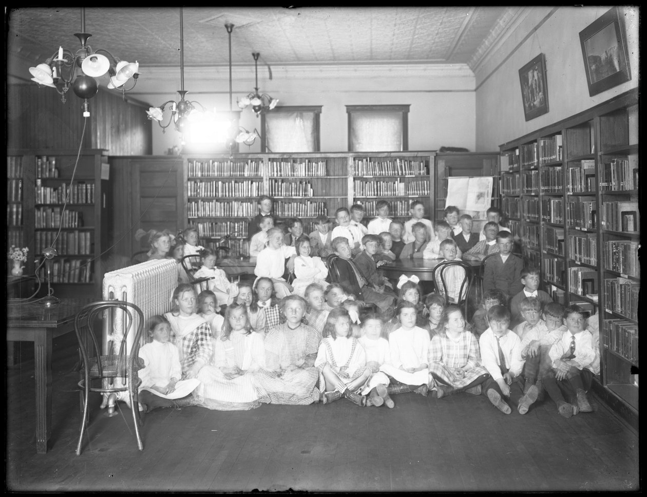 Skupinový portrét dětí v čítárně neidentifikované pobočky veřejné knihovny Queens Borough, kolem roku 1910 od William Davis Hassler