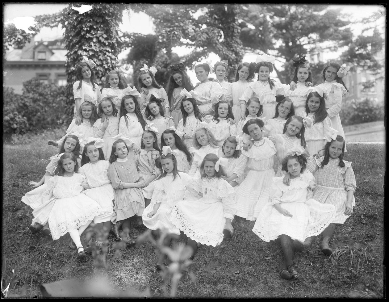 Skupinový portrét neidentifikovaných malých dívek, pravděpodobně římskokatolický sirotčí azyl, Kingsbridge, Bronx, kolem roku 1910 od William Davis Hassler