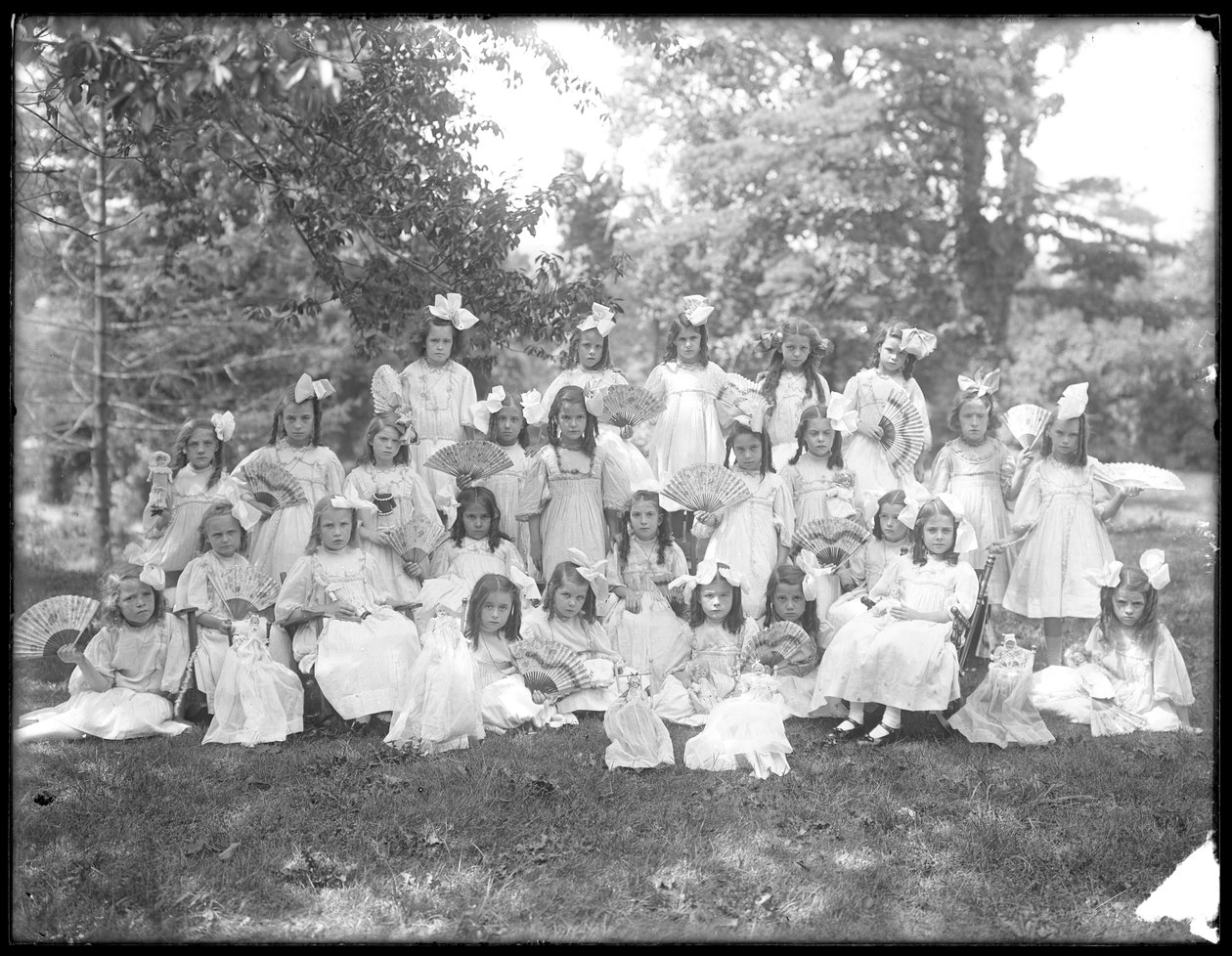 Skupinový portrét neidentifikovaných malých dívek, pravděpodobně římskokatolický sirotčí azyl, Kingsbridge, Bronx, kolem roku 1910 od William Davis Hassler
