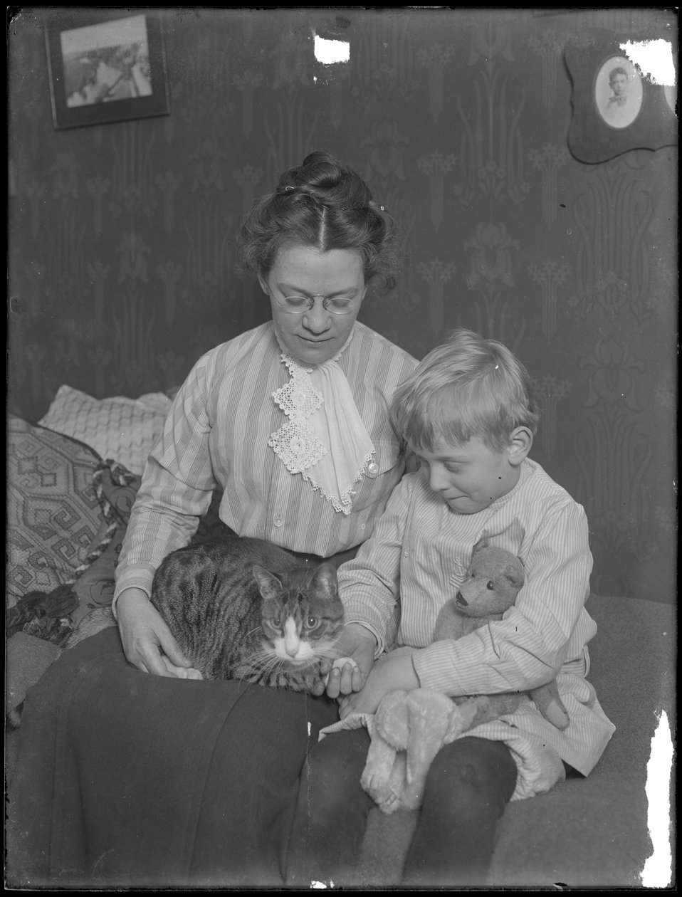 Harriet E. Hassler a William Grey Hassler, sedící s mourovatou kočkou (Reddy) a plyšovým medvědem, kolem roku 1911 od William Davis Hassler