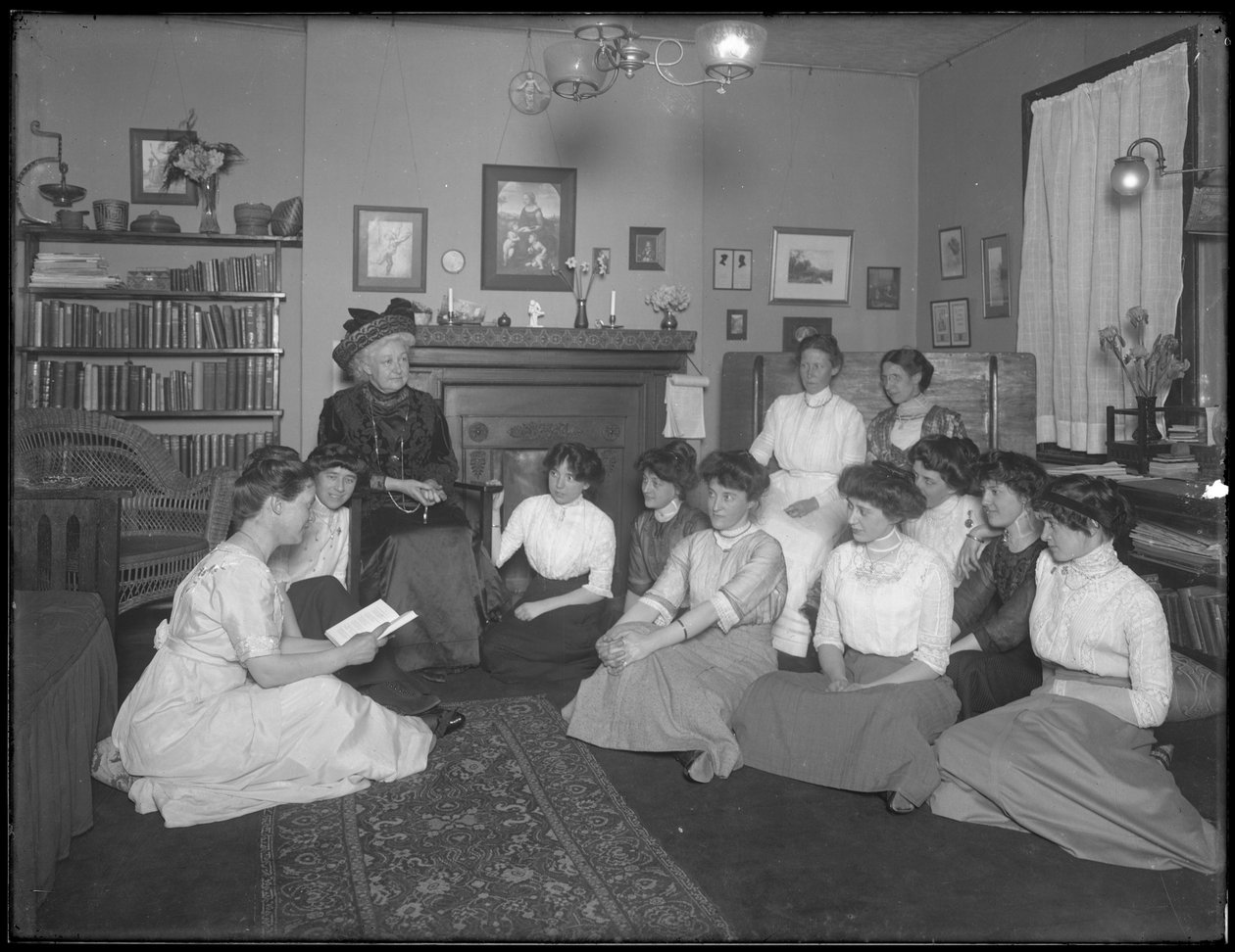 Harriet E. Hasslerová se skupinou mladých žen, 206 W. 13th Street, New York, cca 1912 od William Davis Hassler
