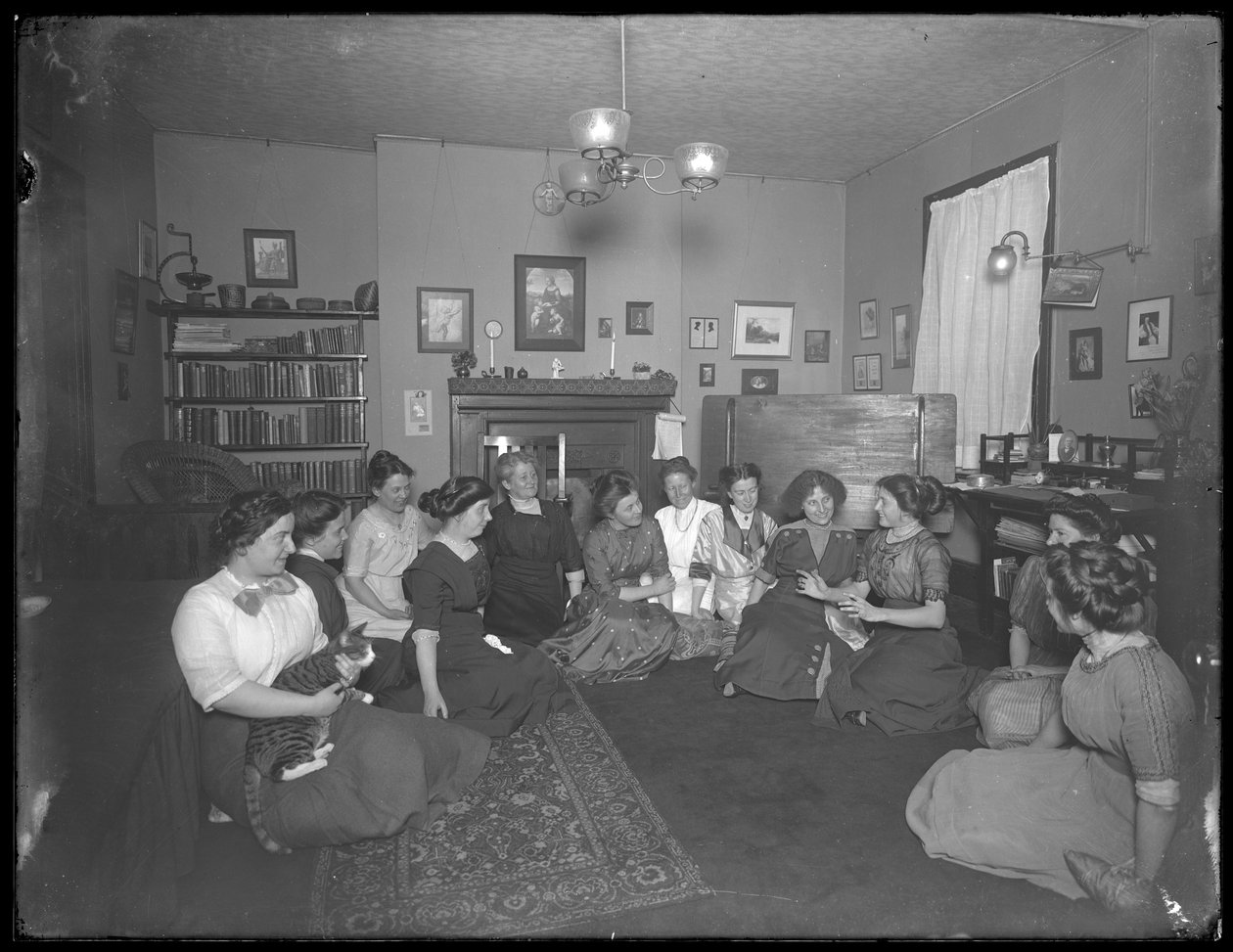 Harriet E. Hassler se skupinou mladých žen, 206 W. 13th Street, New York, kolem roku 1912 od William Davis Hassler