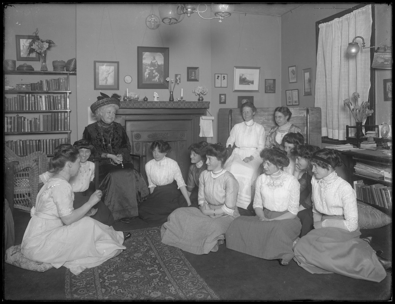 Harriet E. Hassler se skupinou mladých žen, 206 W. 13th Street, New York, kolem roku 1912 od William Davis Hassler