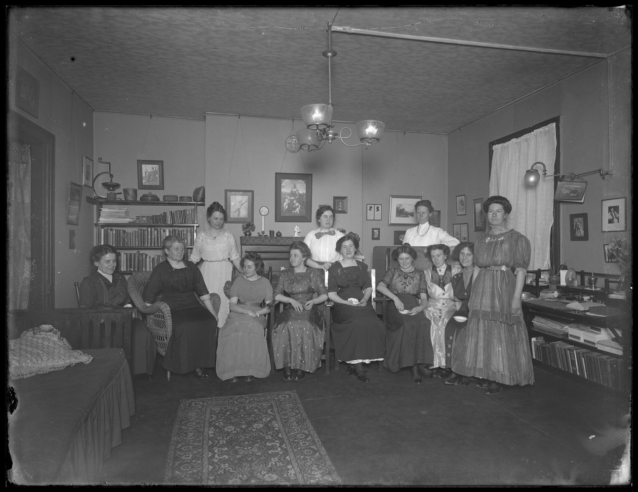 Harriet E. Hassler se skupinou mladých žen, 206 W. 13th Street, kolem roku 1912 od William Davis Hassler