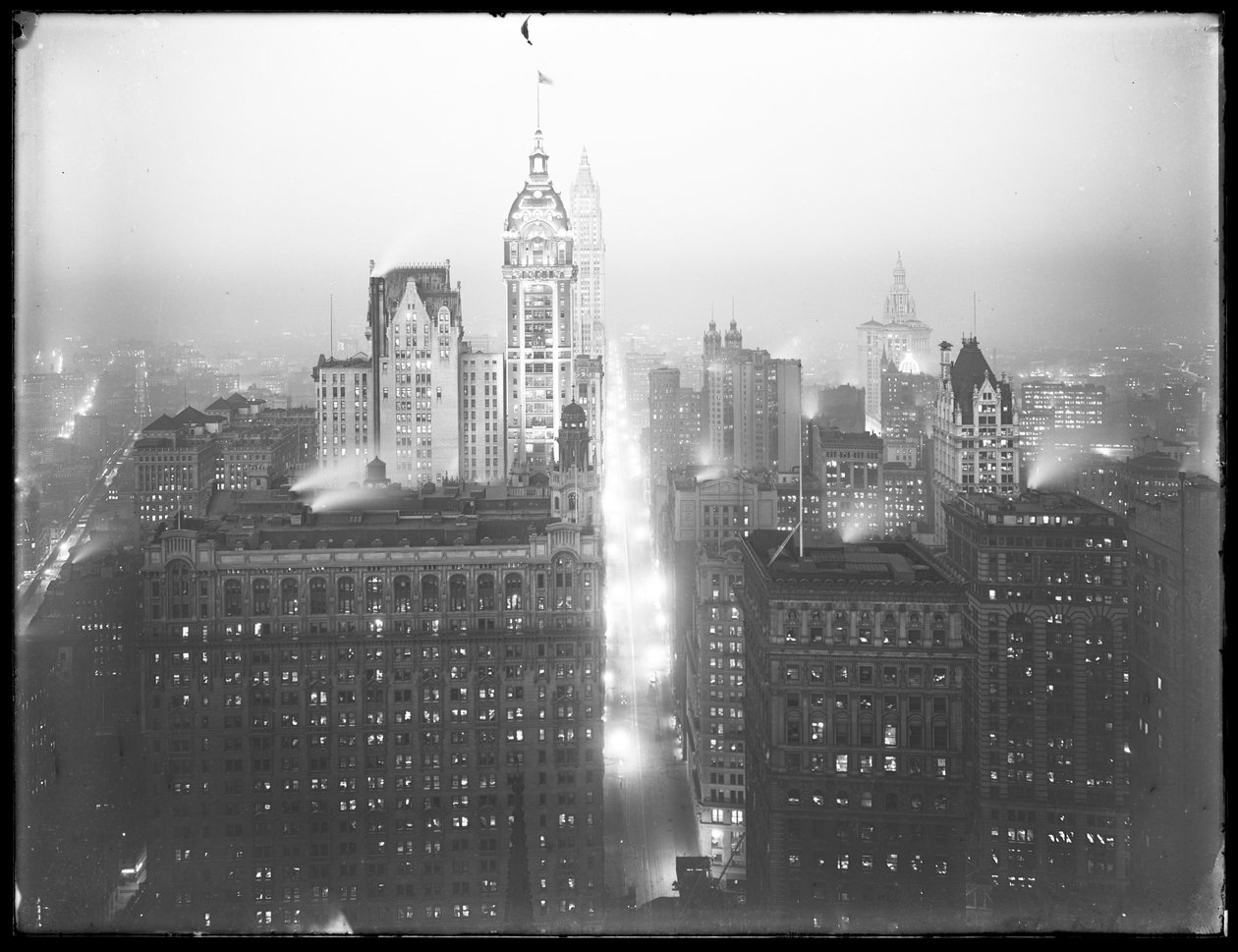 Vysoký úhel mlhavý noční pohled na dolní Manhattan při pohledu na sever, s viditelnými budovami Singer Building, Woolworth Building a Municipal Building, kolem roku 1913 od William Davis Hassler
