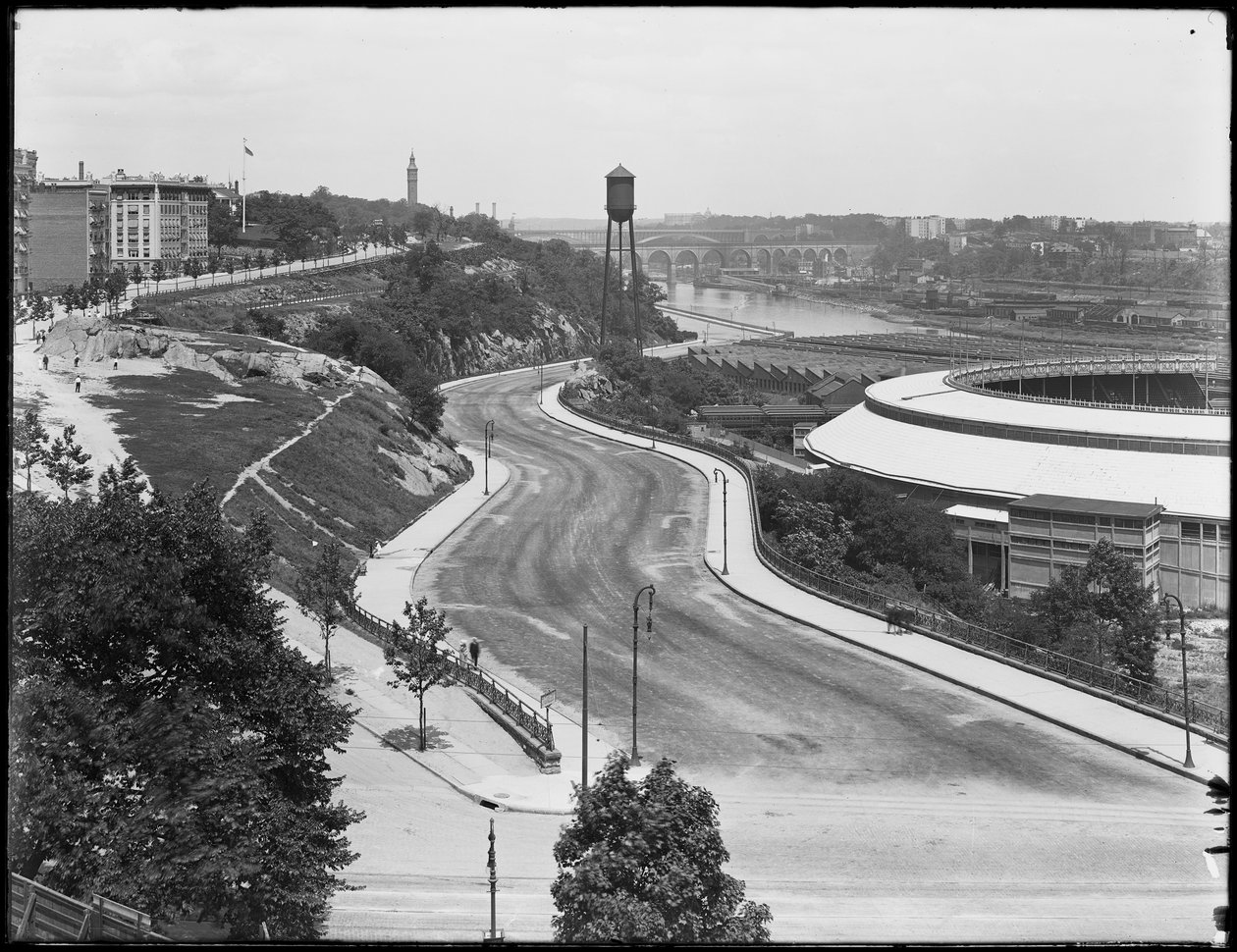 Pohled z vysokého úhlu na Harlem River Drive vedoucí kolem Polo Grounds, New York City, kolem roku 1914 od William Davis Hassler
