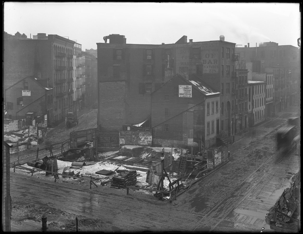 Pohled z vysokého úhlu na křižovatky ulic Downing Street, West Houston Street a Varick Street, New York, 18. února 1916 od William Davis Hassler