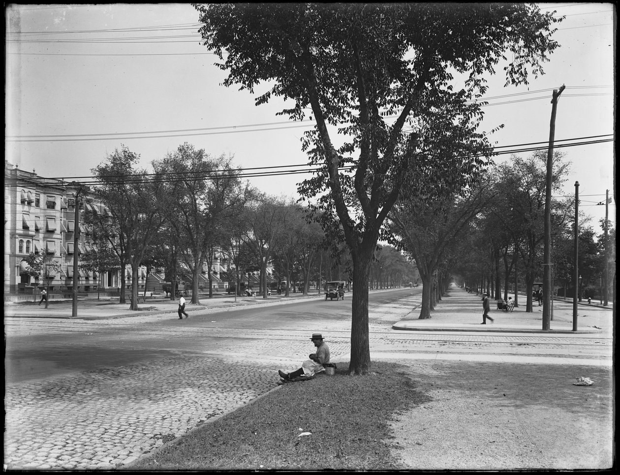 Muž na slamníku s vědrem na oběd, Eastern Parkway na Nostrand Avenue, Brooklyn, 31. srpna 1914 od William Davis Hassler