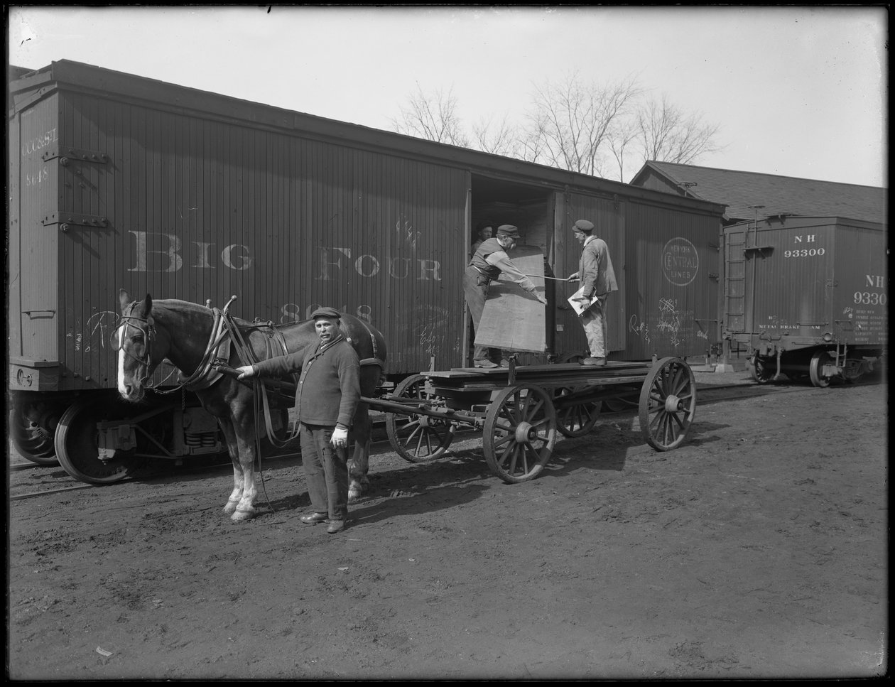 Muži měří a kontrolují dřevo pro výrobu rakví, Oneida, New York, 3. dubna 1916. od William Davis Hassler