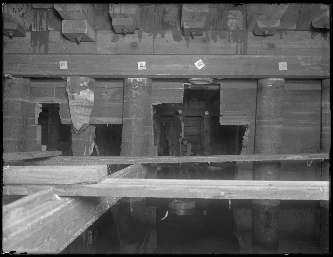 Muži pracující v kanalizaci na W. 129th Street, New York, cca 1911 od William Davis Hassler