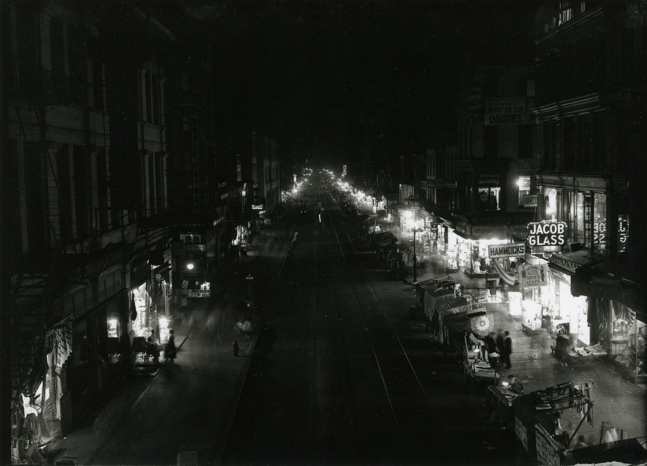 Noční pohled na Grand Street v Orchard Street, NYC, 1917 od William Davis Hassler