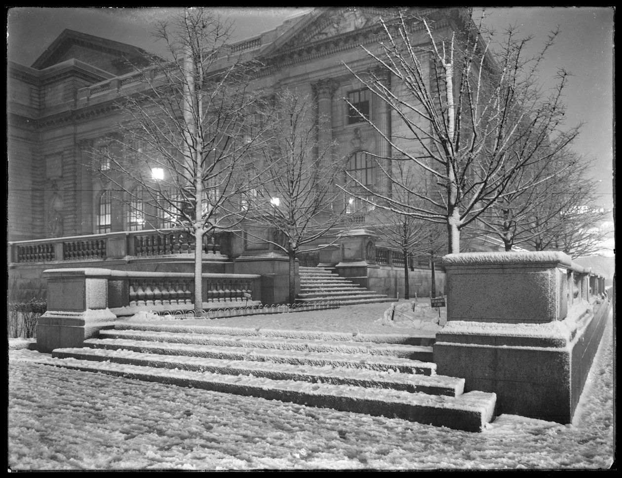 Noční pohled na severovýchodní roh schodů mimo hlavní pobočku New York Public Library ve sněhu, 42nd Street a Fifth Avenue, New York City, 6. března 1915 od William Davis Hassler