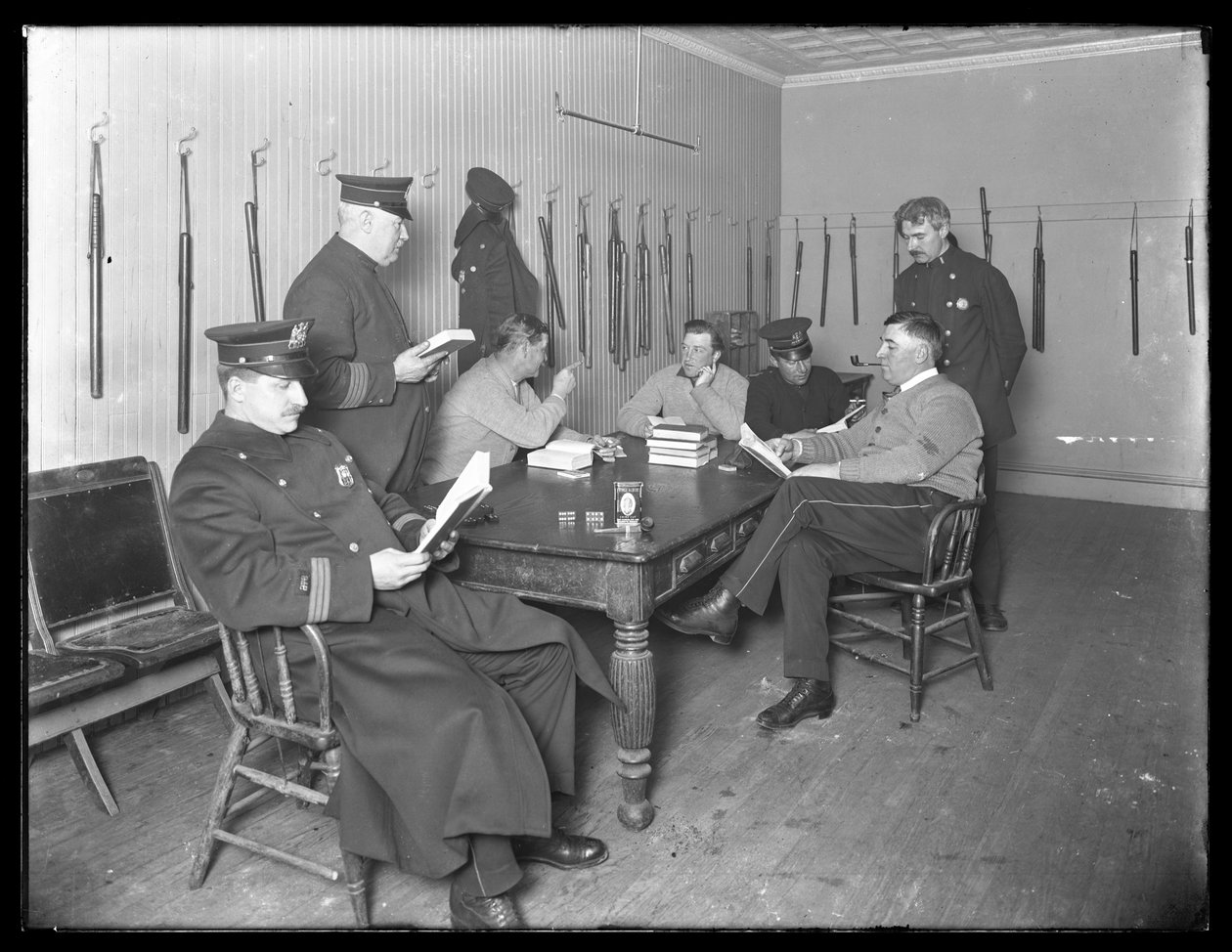 Důstojníci odpočívající na neznámé policejní stanici, c.1913-14 od William Davis Hassler