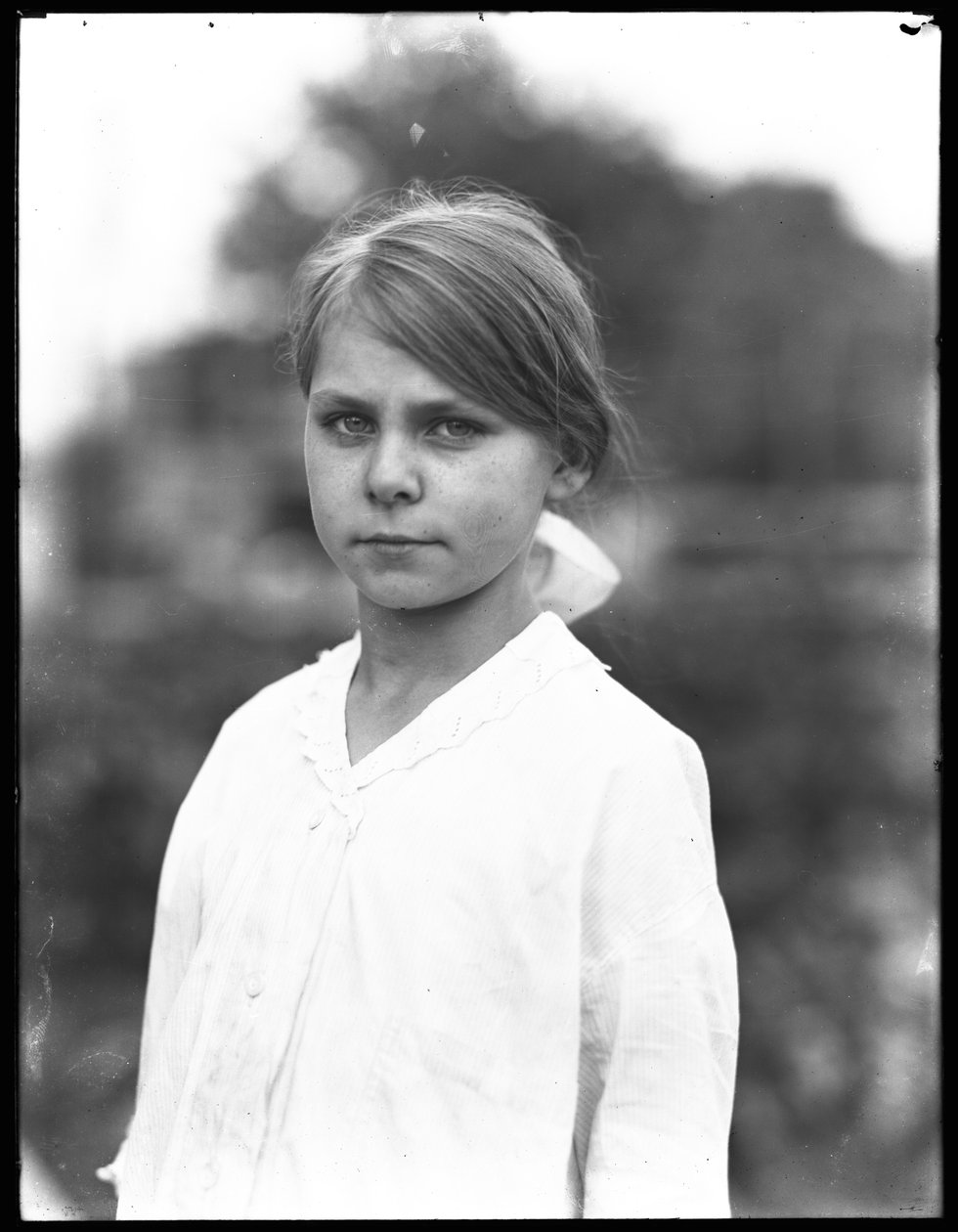 Venkovní portrétní záběr neidentifikované holčičky v bílých šatech, červenec 1915 od William Davis Hassler