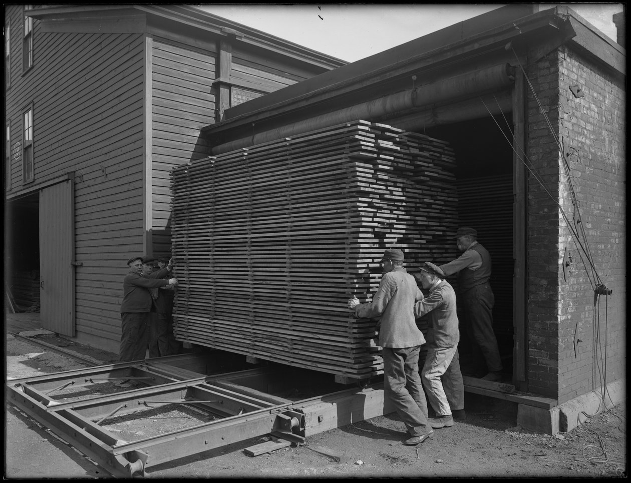 Odstraňování řeziva určeného pro použití při výrobě rakví ze suché pece, Oneida, New York, 3. dubna 1916 od William Davis Hassler