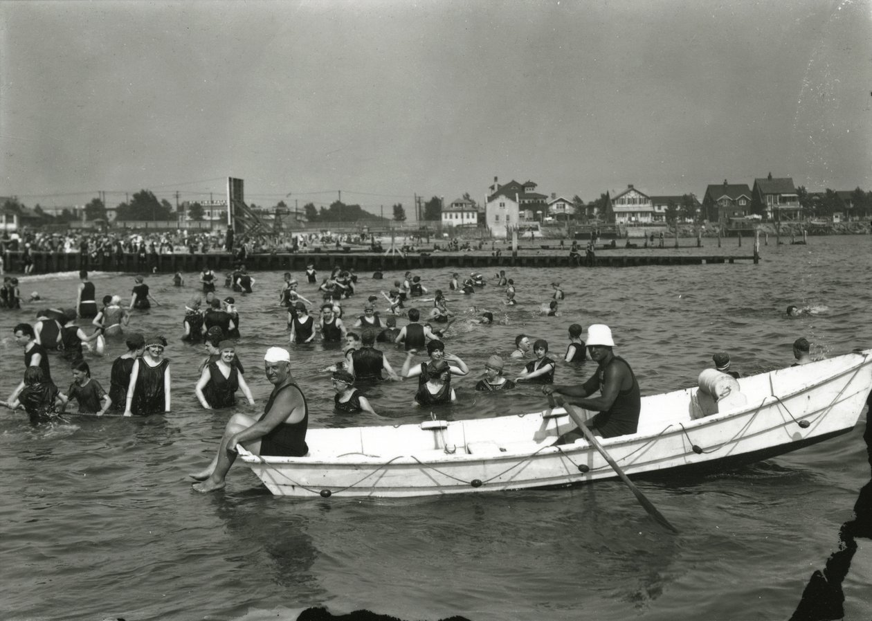 Veslice a plavci ve vodě, Coney Island, c.1910-21 od William Davis Hassler