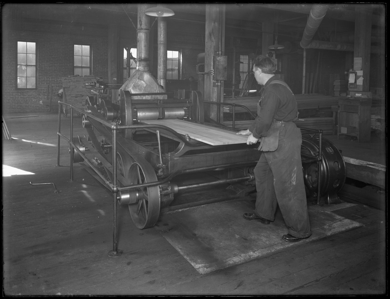 Běžící řezivo určené pro použití při výrobě rakví prostřednictvím hoblíku s dvojitým povrchem, Oneida, New York, 3. dubna 1916 od William Davis Hassler