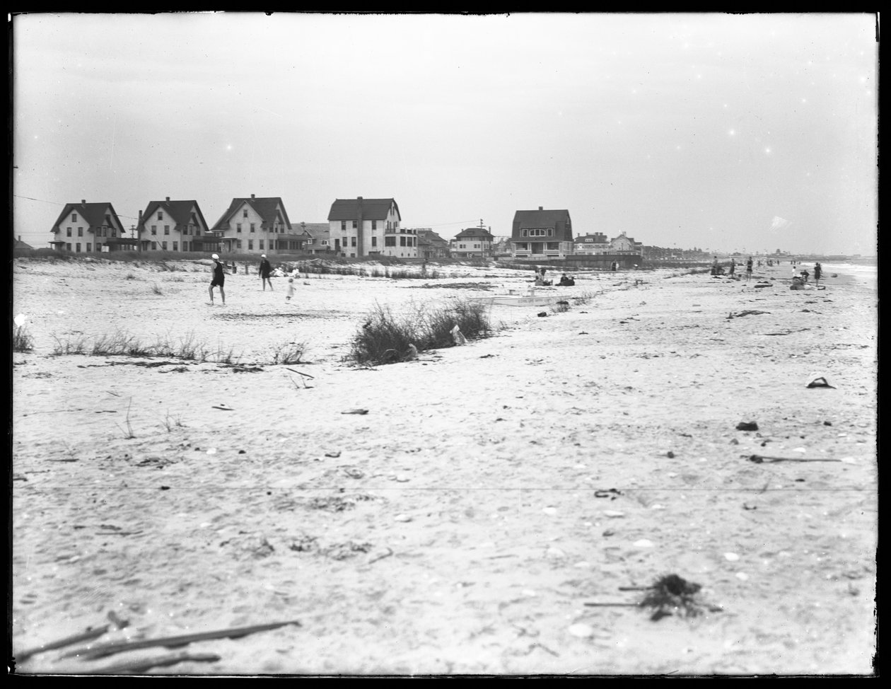 Druhá polovina panoramatického výhledu na pozemky na pobřeží a na pláž, Belle Harbour, Queens, 11. července 1915 od William Davis Hassler