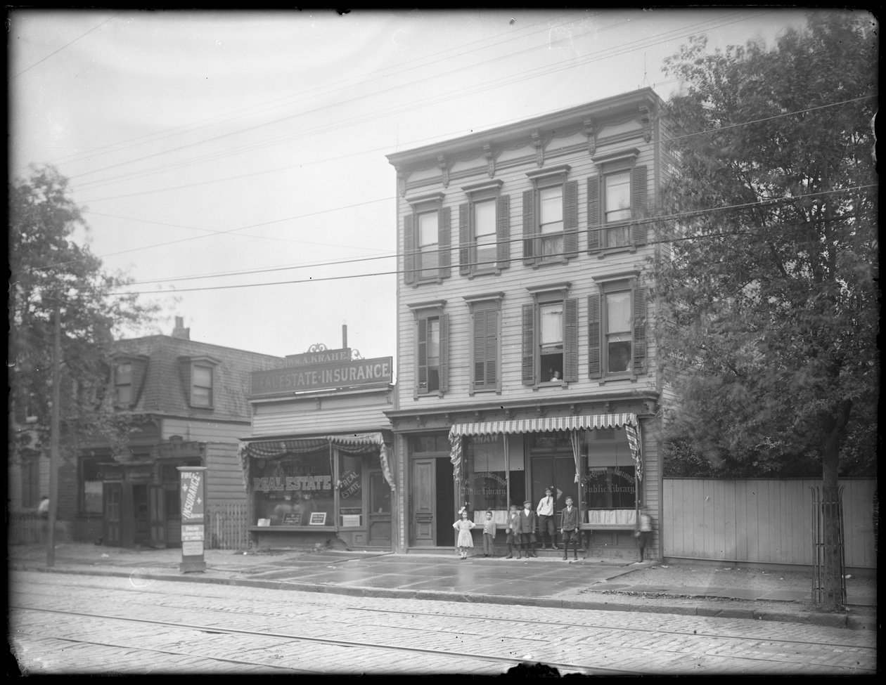 Sedm dětí pózuje před neidentifikovanou pobočkou veřejné knihovny Queens Borough, New York, kolem roku 1910 od William Davis Hassler