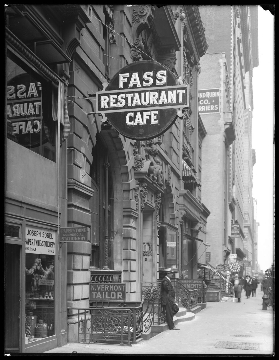 Sign for Fass Café, 19 W. 31st Street, New York City, 14. června 1916 od William Davis Hassler