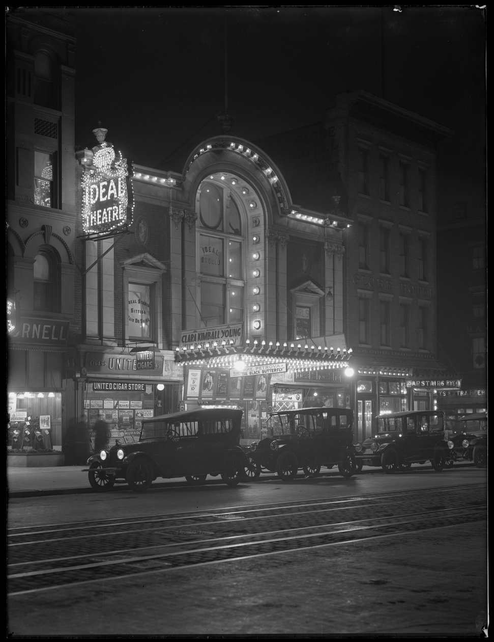 The Ideal Theatre on Eighth Avenue, New York City, 6. ledna 1917 od William Davis Hassler
