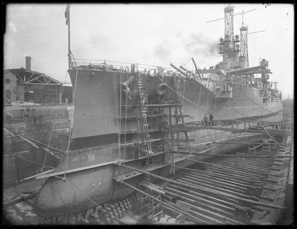 U.S.S. Utah v suchém doku v Brooklyn Navy Yard, kolem roku 1912 od William Davis Hassler