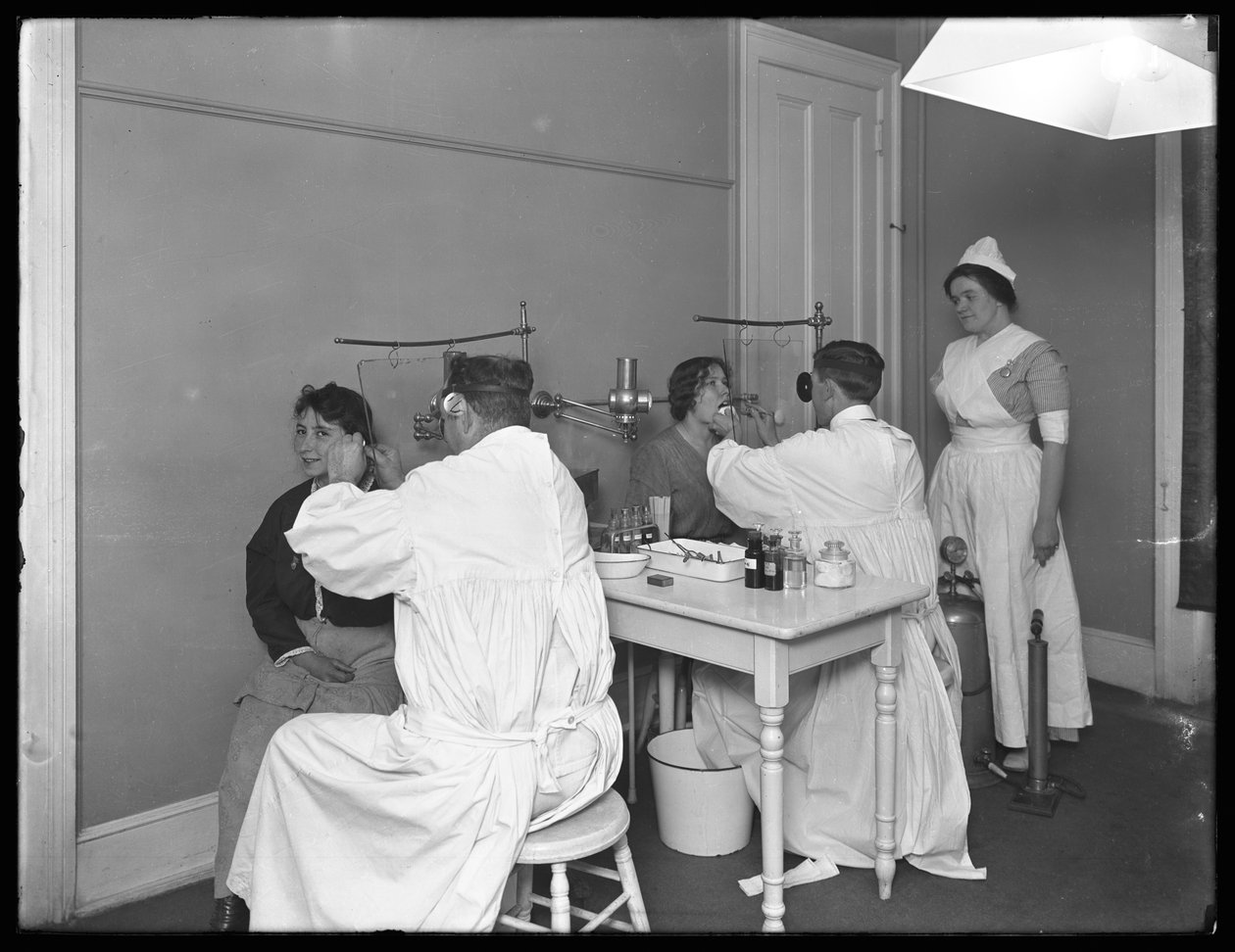 Dva pacienti při vyšetření, vyšetřovna č. 1, nemocnice Seton, Spuyten Duyvil, Bronx, 30. října 1914 od William Davis Hassler