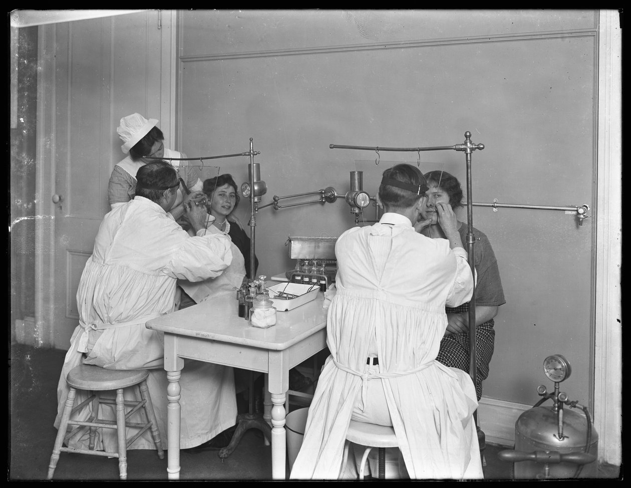 Dva pacienti jsou vyšetřováni, vyšetřovací místnost #2, Seton Hospital, Spuyten Duyvil, Bronx, 30. října 1914 od William Davis Hassler